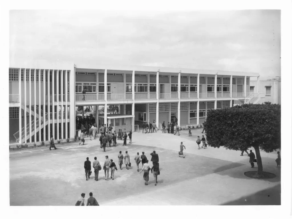 2 100 élèves inscrits au lycée Lyautey, dont 243 « Marocains musulmans ». 
Une vingtaine de Marocaines musulmanes inscrites au lycée de Jeunes filles. 
Création de classes préparatoires supplémentaires. 
Déposition et exil du Sultan Sidi Mohammed Ben Youssef