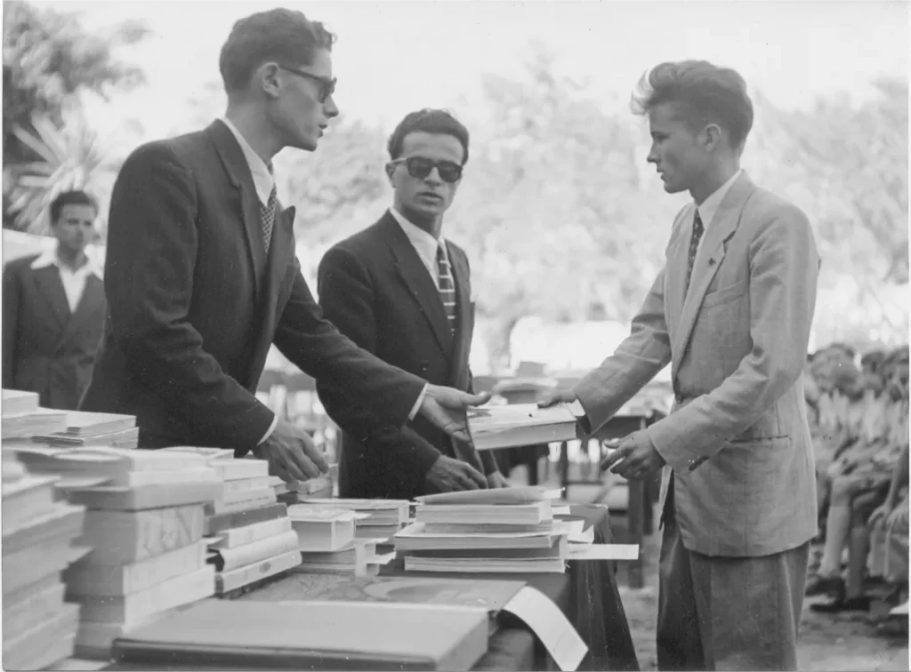 Mme Peterman, institutrice, crée la première école française dans la médina