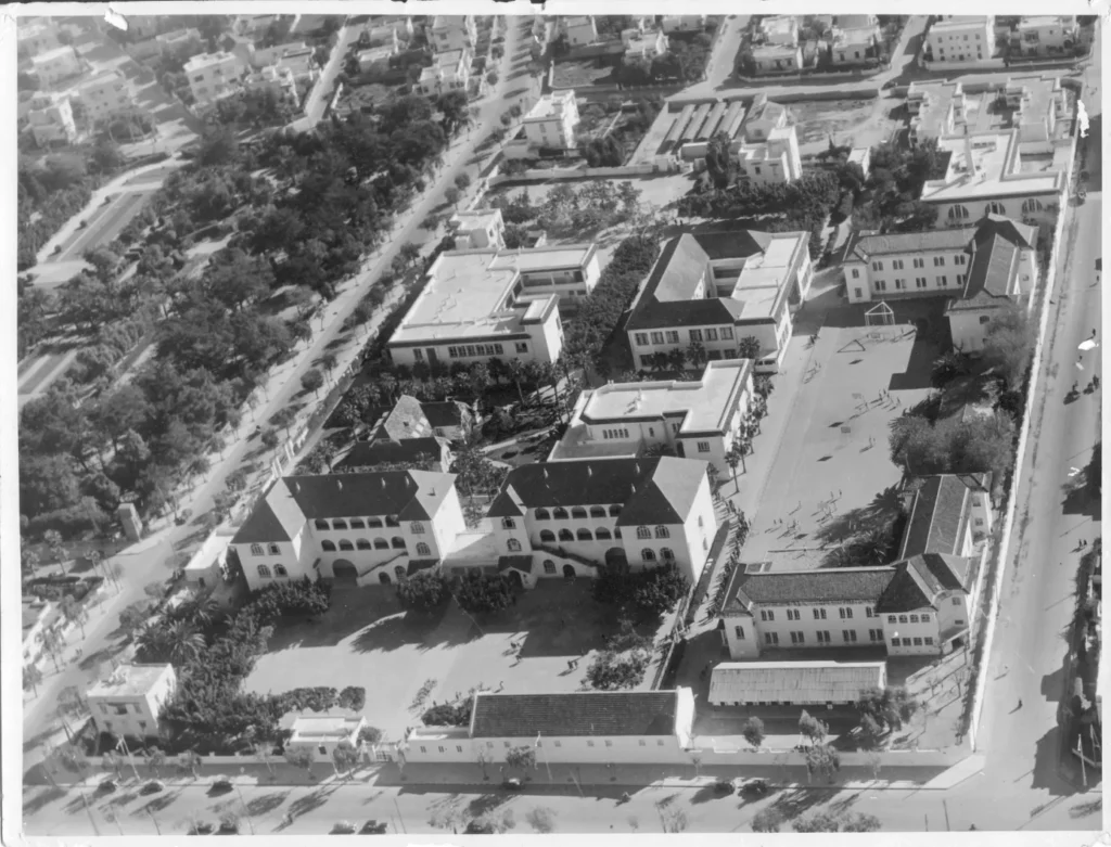 Ouverture de l’École officielle française et d’une école dite « franco-arabe »