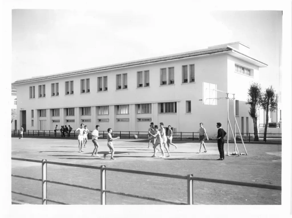 Plusieurs professeurs, dont Guy Martinet, signent une lettre ouverte contre la
déposition du Sultan